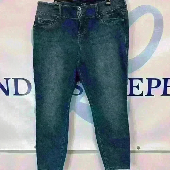 Torrid PLUS SIZE Denim Jeans - Picture 1 of 5